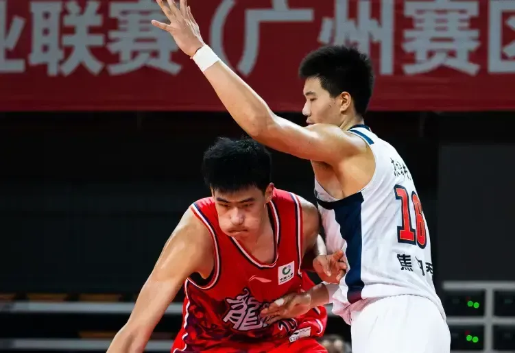 广东季后赛淘汰广州还有这一场面!焦泊乔抱着老东家一人寒暄许久