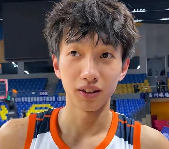 NBA夏联:湖人双加时补篮绝杀热火 卡尔26+8沃特森制胜球