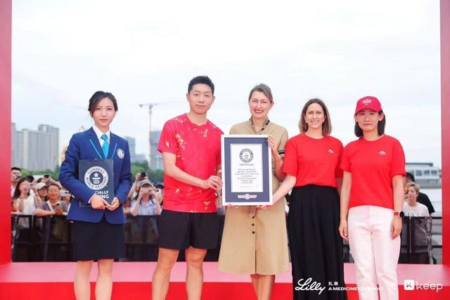 被同1块石头绊倒4次！马刺丢冠太扎心了，米奇给出解释，说得轻巧