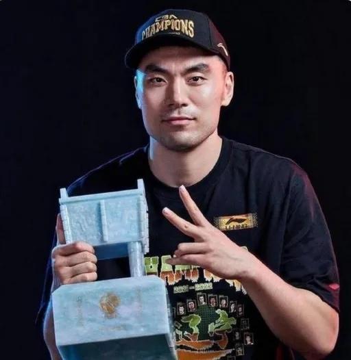 丹麦主帅:埃里克森是自己走下球场的,离场时他向队友挥了手