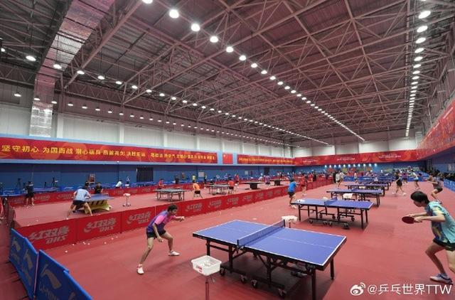助阵!国乒出征亚运会前,中国乒协原主席徐寅生来到基地探望