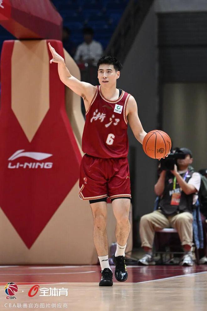 NBA16号秀在国家队当蓝领？杨瀚森7分8板单节7分钟0出手惹争议