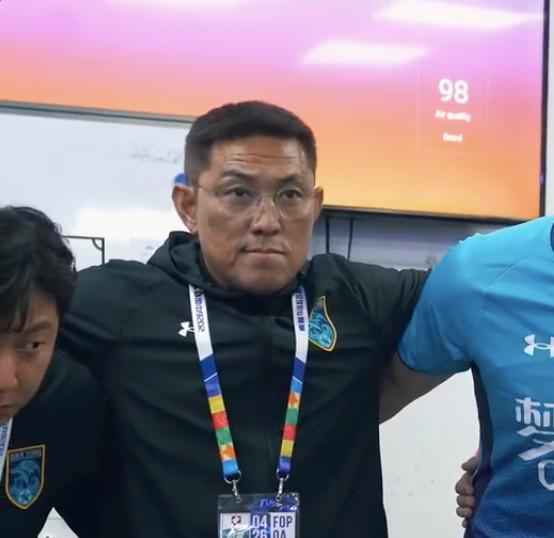 好消息中国女篮有自己的姚明了，坏消息其他球员不会打球了