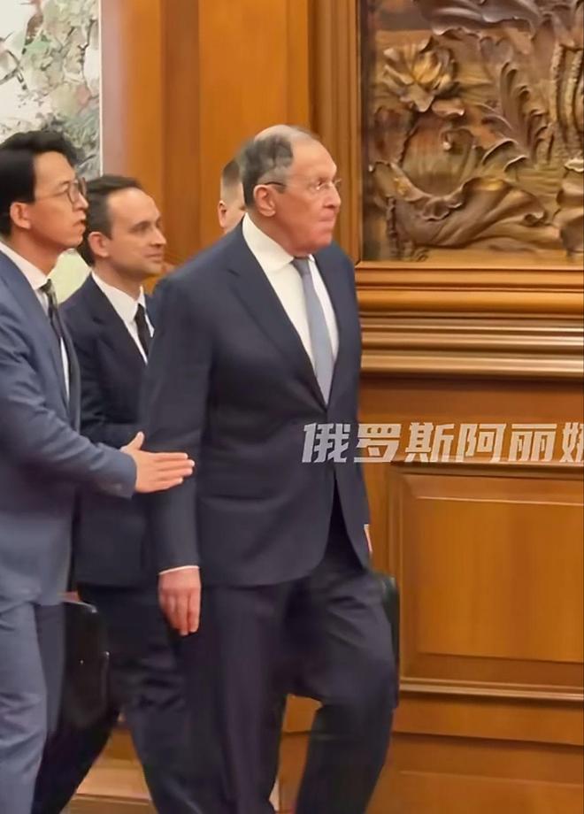 走路都需要人扶！这次来中国，俄外长拉夫罗夫看起来衰老很多！ | 中国区|球友会|股份有限公司
