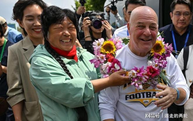 中超巨大争议！韩镕泽35秒手球逃红，国安球员不满，媒体人热议