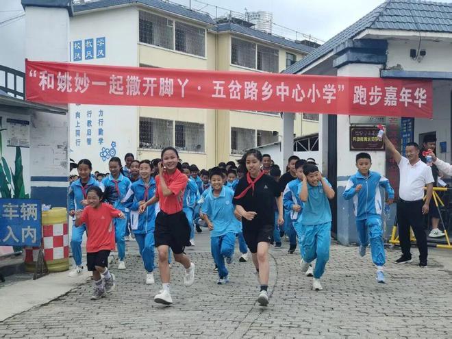 吉林主场播放致敬姜宇星视频,球员泪洒球场