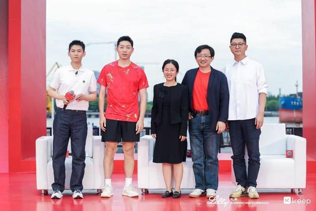 被同1块石头绊倒4次！马刺丢冠太扎心了，米奇给出解释，说得轻巧