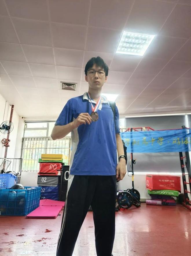 深圳市龙华外国语高级中学学子在省级游泳赛事中斩获多项荣誉