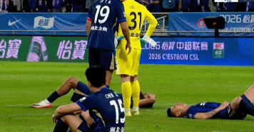 赛后细节彰显格局！王大雷高情商圈粉无数，远征军令人肃然起敬