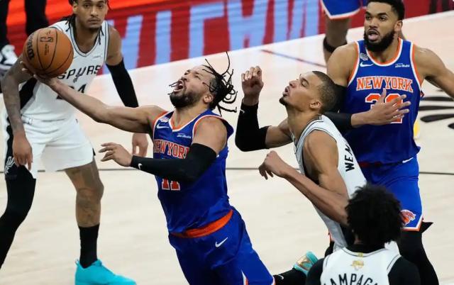 美职篮总决赛4比1淘汰马刺!纽约尼克斯时隔53年再次夺冠!